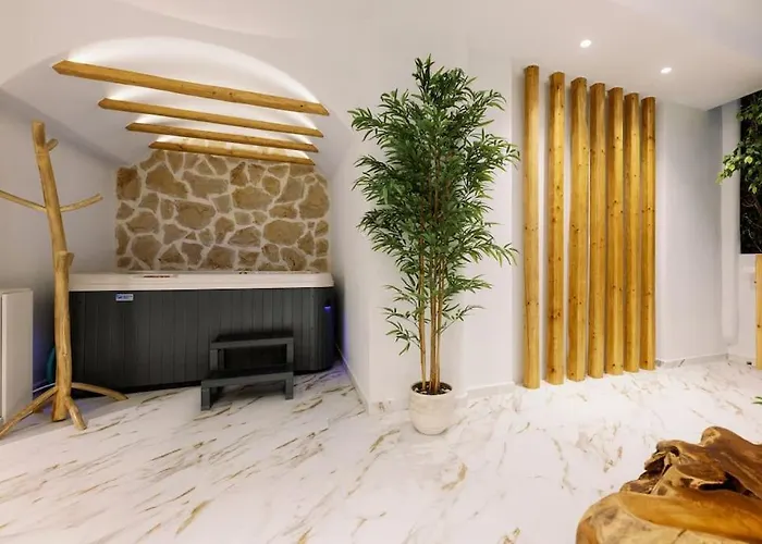 Venus With Hot Tub *