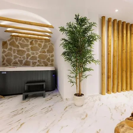 Venus With Hot Tub *